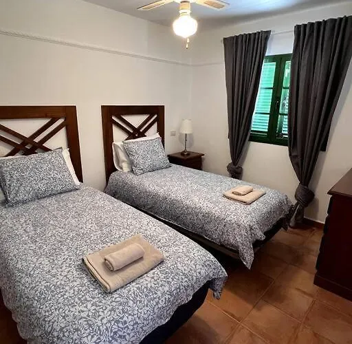 בית נופש The Sallies - 3 Bedroom With Private Pool